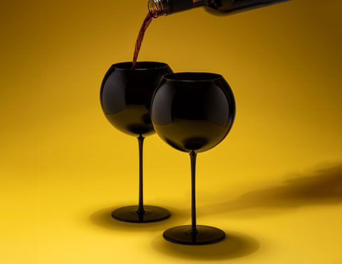 Černé sklenice na víno Bubbles na žlutém pozadí