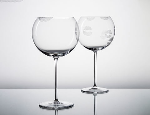 sklenice na víno Bubbles s rytinou rtů Kiss